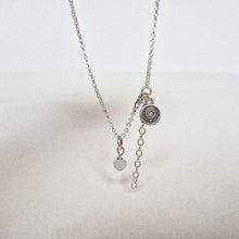 Load image into Gallery viewer, Subtilus akvamarino A+ sidabro pakabutis su grandinėle moterims "Drąsos akmuo"