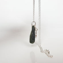 Load image into Gallery viewer, Moldavito sidabro 925 pakabutis su grandinėle iš Čekijos "Fortūnos akmuo"