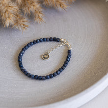 Load image into Gallery viewer, Tamsiai mėlyno safyro sidabro 925 apyrankė moterims "Sielos dovanos" - Petit Secret