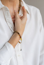 Load image into Gallery viewer, Baltijos gintaro sidabro 925 apyrankė moterims medaus spalvos "Saulės istorijos"