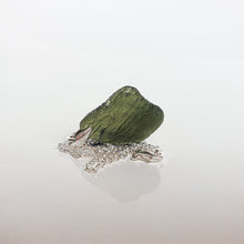 Load image into Gallery viewer, Moldavito sidabro 925 pakabutis su grandinėle iš Čekijos "Fortūnos akmuo"